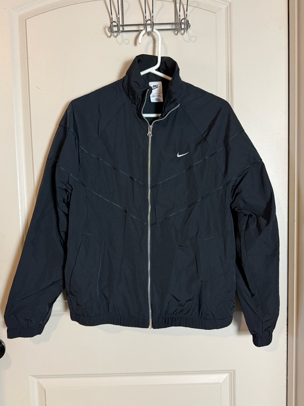 Nike Women’s Windrunner Black Full-Zip Lightweight Jacket